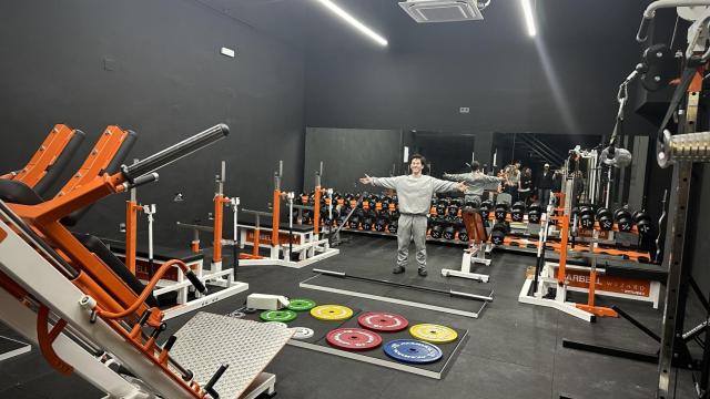 El dueño de Discipline Center, Valerio Mérida, posa en su nuevo gimnasio.