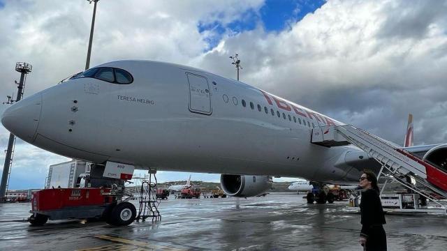 La diseñadora Teresa Helbig junto al avión modelo A350 Next de Iberia, bautizado con su nombre.