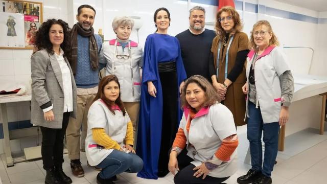 Cruz Sánchez de Lara, vicepresidenta de EL ESPAÑOL junto a Nacho Aguayo, director creativo de Pedro del Hierro, el equipo de Tendam y las artesanas de APRAMP.