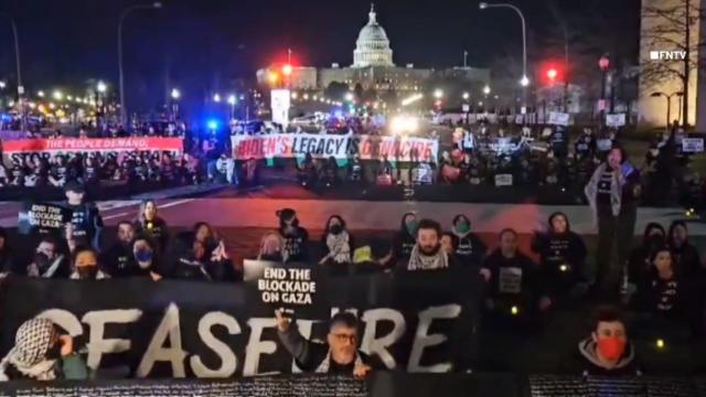 Los manifestantes gritan vergüenza frente al Capitolio durante el discurso de Biden.
