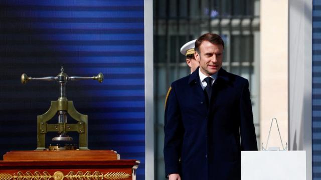 El presidente francés Emmanuel Macron sella el derecho el aborto en un acto en París coincidiendo con el 8-M.