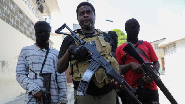 El ex oficial de policía Jimmy Barbecue Cherizier celebra una conferencia de prensa en Puerto Príncipe.