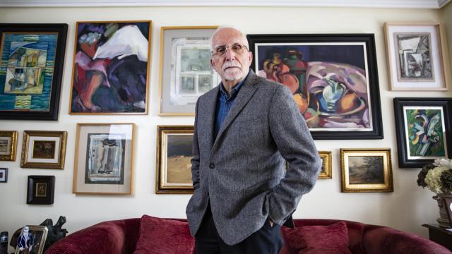 Luis Mateo Díez, Premio Cervantes 2023, en el salón de su casa.