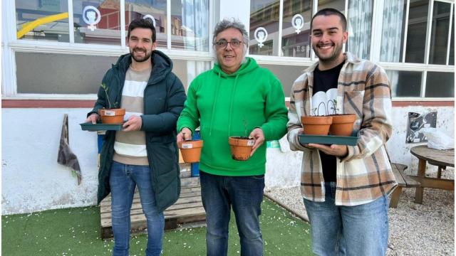 El profesor Rafael López ‘Calel’, en el centro, junto a los concejales Ismael Durán y Noel López