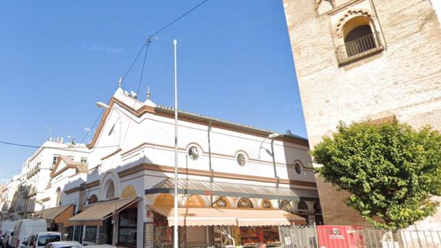 El mercado de la calle Feria y la iglesia del Omnium Sanctorum.