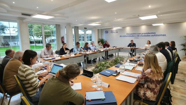 Feijóo y Cuca Gamarra, este sábado en Córdoba durante la reunión con sus 'barones' regionales.