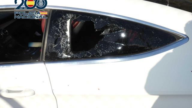 Destrozos en el coche de una de las agredidas.