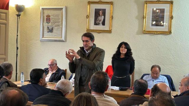 El consejero de Medio Ambiente, Juan Carlos Suárez-Quiñones, asiste a la subasta de la Reserva Regional de Caza de Gredos, este sábado.