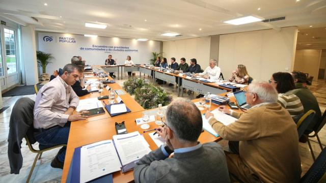 La reunión mantenida entre el presidente del PP, Alberto Núñez Feijóo, y sus barones regionales, este sábado en Córdoba.