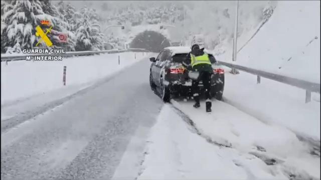 Imágenes  de Guardia Civil del temporal a su paso por León, A-6 punto kilométrico 431