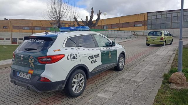 Coche de la Guardia civil con la residencia donde vive Gabriel al fondo