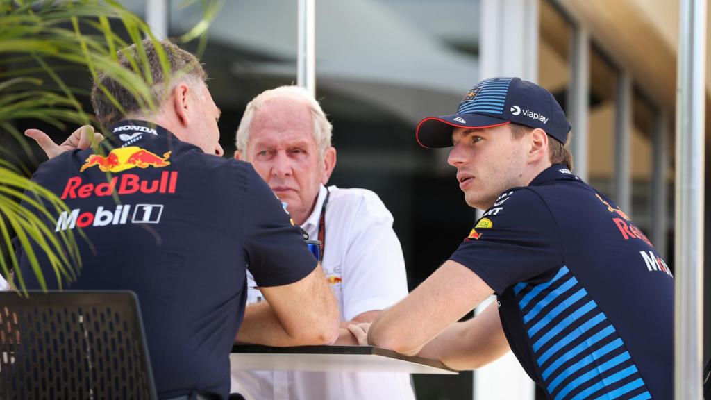 Christian Horner, Helmut Marko y Max Verstappen mantienen una charla durante el GP de Baréin 2024