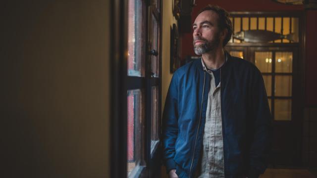 Cyrille Martin, director del documental 'Zougam, un nuevo Dreyfus', en una cafetería de Guadalajara en la que le ha entrevistado este sábado EL ESPAÑOL.