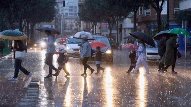 Imagen de archivo de un fuerte aguacero en Málaga.