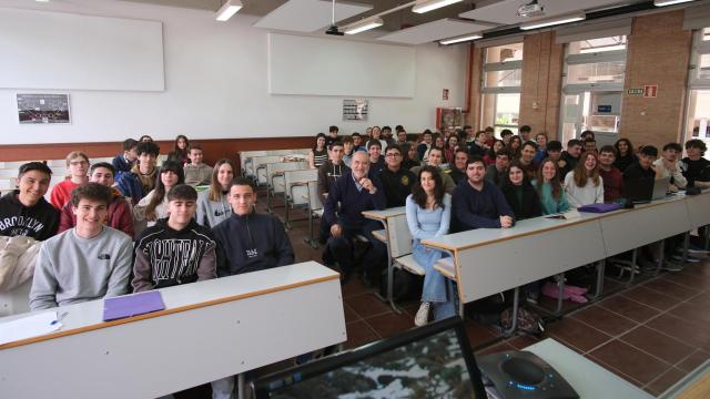 Una clase de 1º del Grado en Ingeniería de Tecnologías de Telecomunicación, junto con el profesor Antonio Puerta.