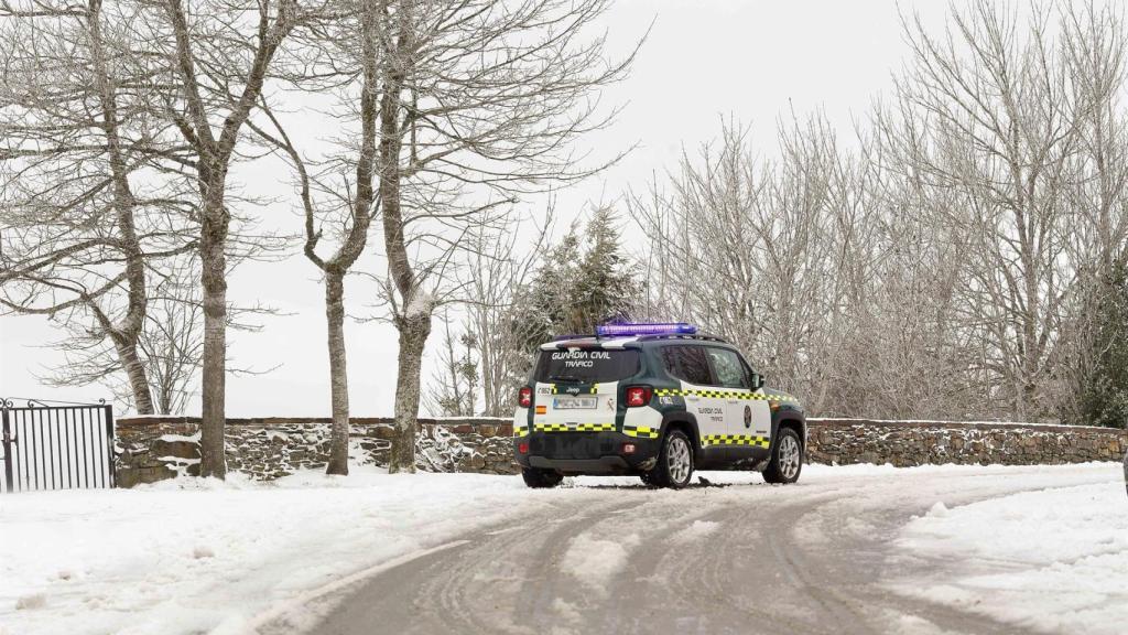 Un vehículo de la Guardia Civil en un camino nevado en Pedrafita do Cebreiro, Lugo, Galicia
