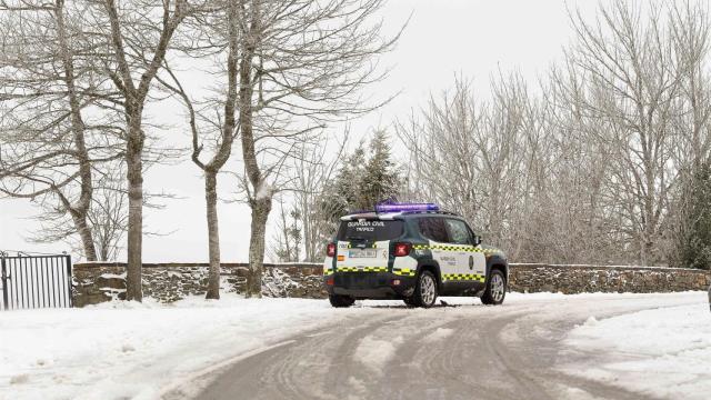 Un vehículo de la Guardia Civil en un camino nevado en Pedrafita do Cebreiro, Lugo, Galicia