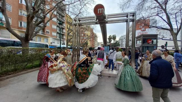 Falleras en la parada de 'Angel Guimerà' de Metrovalencia. EE