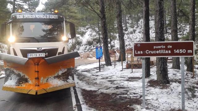 Una persona quitando nieve.