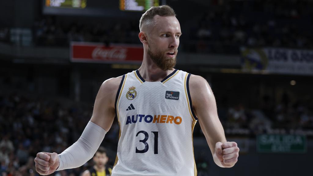 Dzanan Musa celebra una canasta frente al Lenovo Tenerife.