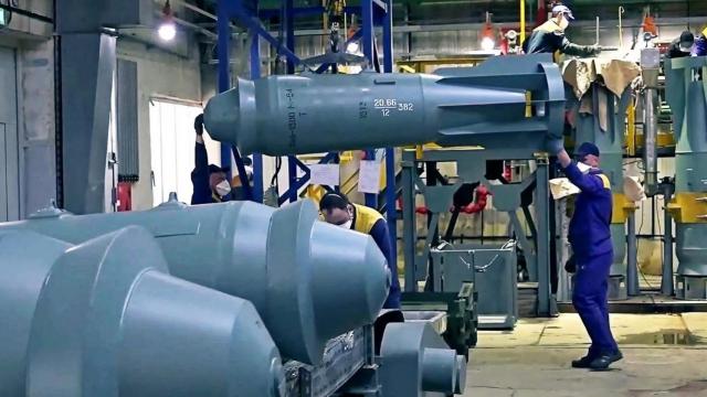 Bombas FAB-1500 siendo trasladadas por operarios