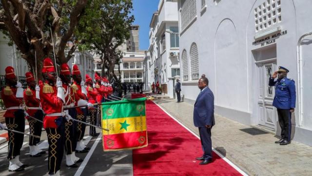 Macky Sall se despide de los agentes de Gendarmería que velan por su seguridad y la de su familia, los instó a servir a su sucesor como lo hicieron con él.