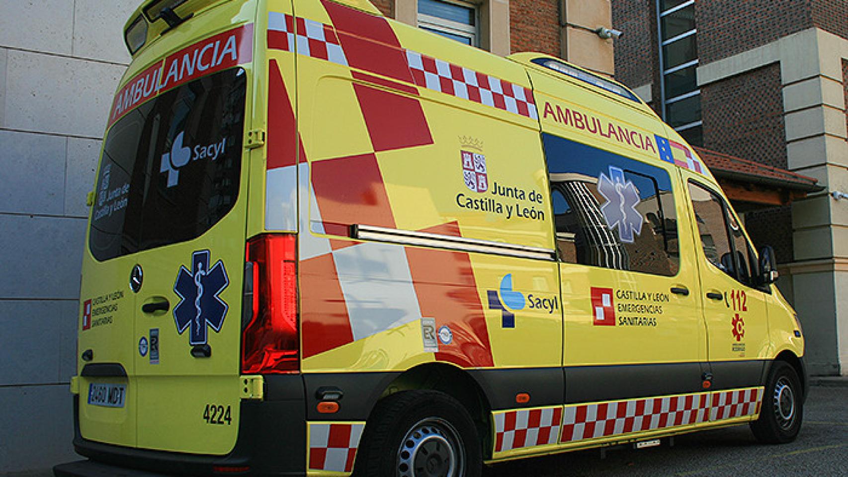 Imagen de una ambulancia medicalizada de Sacyl.