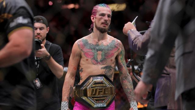 Sean O'Malley posa con el título de campeón del peso gallo.