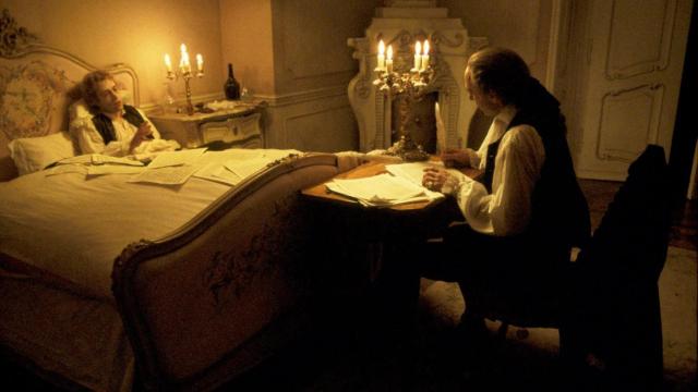 Tom Hulce, como Mozart,  y F. Murray Abraham,  en la piel de Salieri, en la escena de 'Amadeus' en que el primero, moribundo, dicta el 'Réquiem'