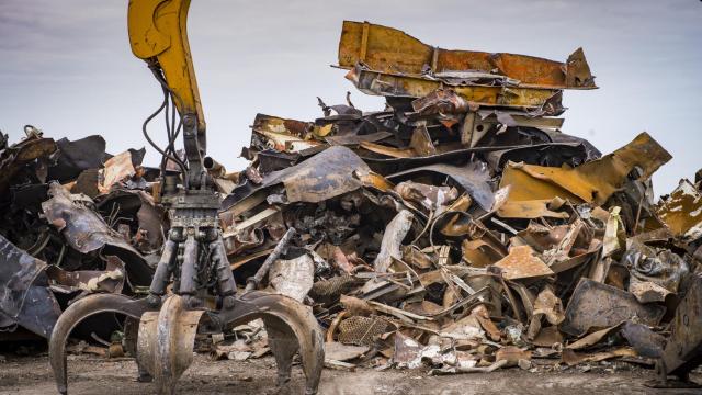 Imagen de archivo de una excavadora que recoge el metal para su reciclaje.