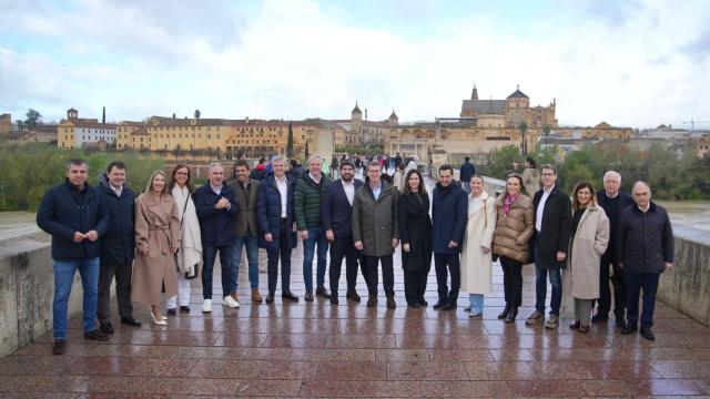El líder del PP, Alberto Núñez Feijóo, este domingo rodeado de los barones regionales de su partido en Córdoba.
