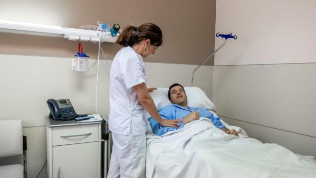 Una profesional de Solimat atiende a un trabajador accidentado.
