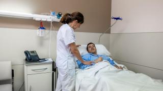 Una profesional de Solimat atiende a un trabajador accidentado.