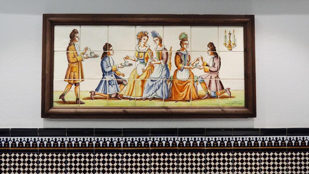 Azulejos de Manises, tradición ceramista de Valencia en la horchatería 'Santa Catalina'. EE