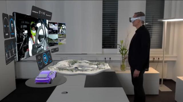 Oliver Blume, CEO de Porsche, llevando las Apple Vision Pro.