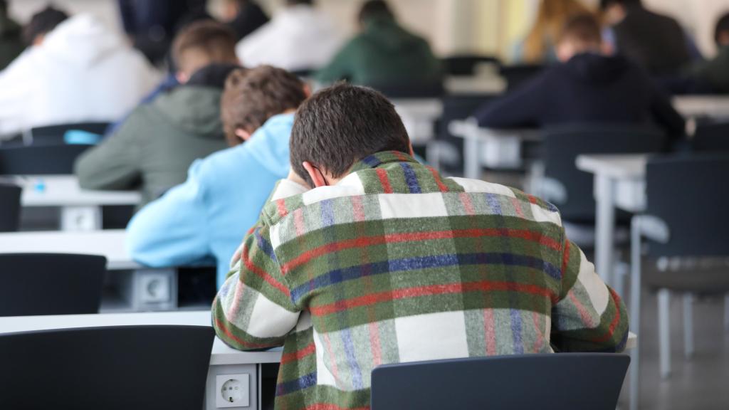 Varios estudiantes, realizando un examen.
