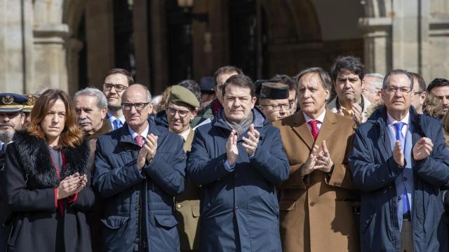 Minuto de silencio en las ciudades de la Comunidad con motivo del Día Europeo de las Víctimas del Terrorismo. El presidente de la Junta de Castilla y León, Alfonso Fernández Mañueco, asiste al convocado en la Plaza Mayor de Salamanca.