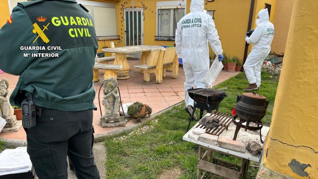 La Guardia Civil en el domicilio donde se produjo la agresión sexual y el secuestro