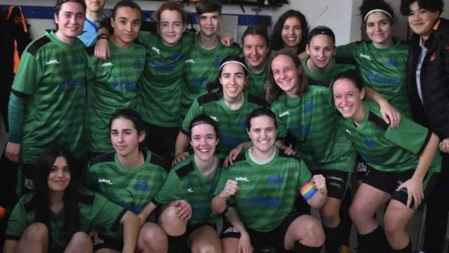 Paula Tellado (fila de abajo, la segunda por la izquierda), en una foto de equipo del Sporting Club San Mateo