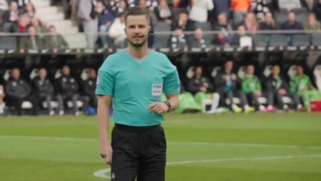Daniel Schlager, árbitro del Eintracht - Wolfsburgo.