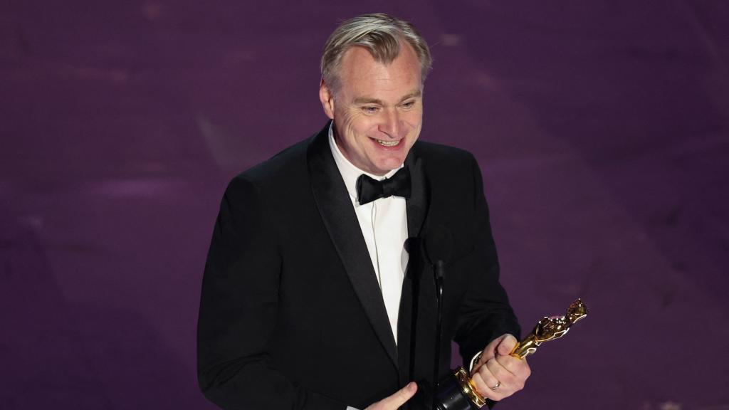 Christopher Nolan, con el Óscar al mejor director.