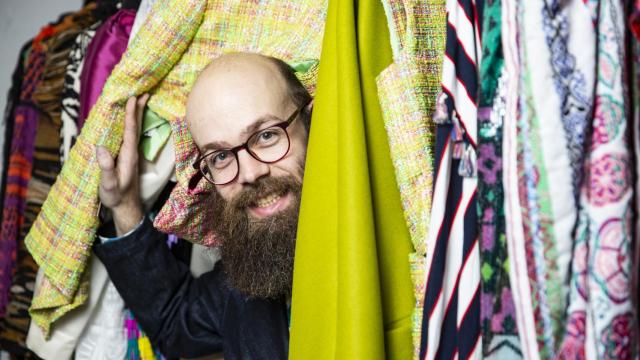 Tristán Ramírez posa entre prendas en el espacio Caleido Fashion Lab.