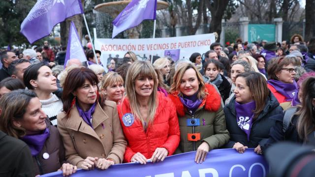 Las ministras Teresa Ribera (Transición Ecológica), Ana Redondo (Igualdad) y Pilar Alegría (Educación y portavoz) junto a Begoña Gómez (en el centro con anorak rojo), el pasado viernes en el 8-M.