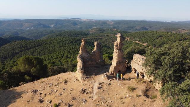 Imagen aérea de los vestigios del castillo de Castro Ferral. Al fondo, la localidad de Santa Elena. Entre ambos punto se sitúan los escenarios principales de la batalla.