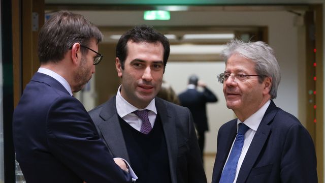 El ministro de Economía, Carlos Cuerpo, y el comisario de Asuntos Económicos, Paolo Gentiloni, durante el Eurogrupo de este lunes en Bruselas