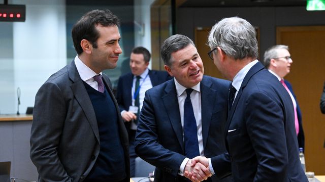 El ministro de Economía, Carlos Cuerpo, y el presidente del Eurogrupo, Paschal Donohoe, durante la reunión de este lunes en Bruselas