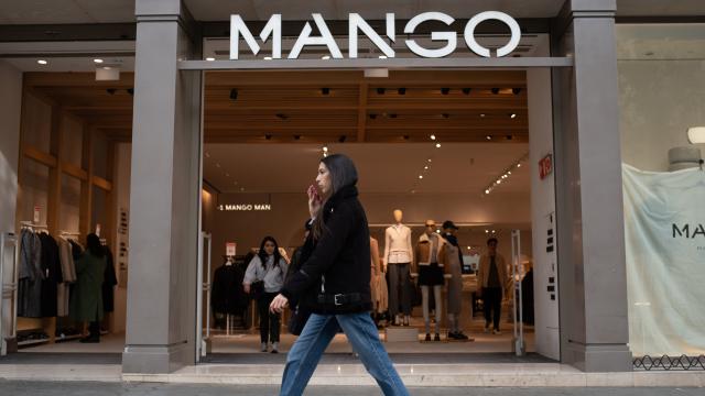 Entrada de la tienda de ropa Mango en el Paseo de Gracia en Barcelona