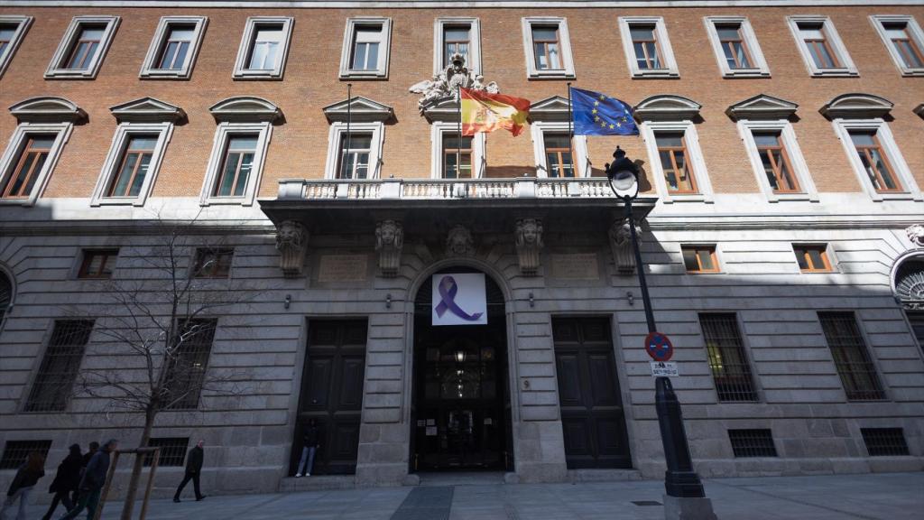 Fachada del ministerio de Hacienda.