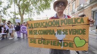 Varias personas protestan durante una marcha por la educación pública entre Neptuno y Cibeles, a 9 de septiembre de 2023.