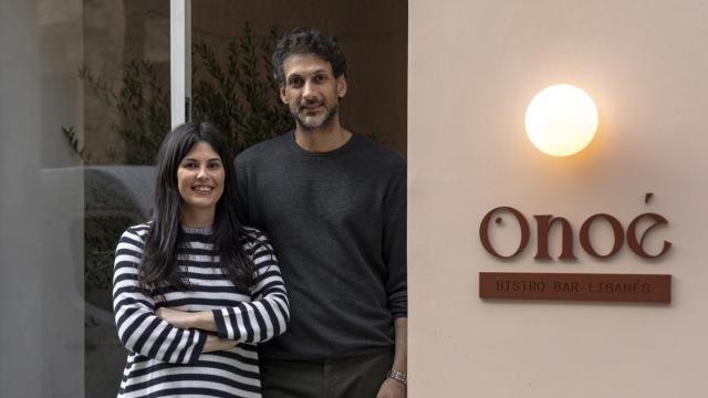 Reem Jundi y Rayan El Hamoush en la entrada de su restaurante Onoé.